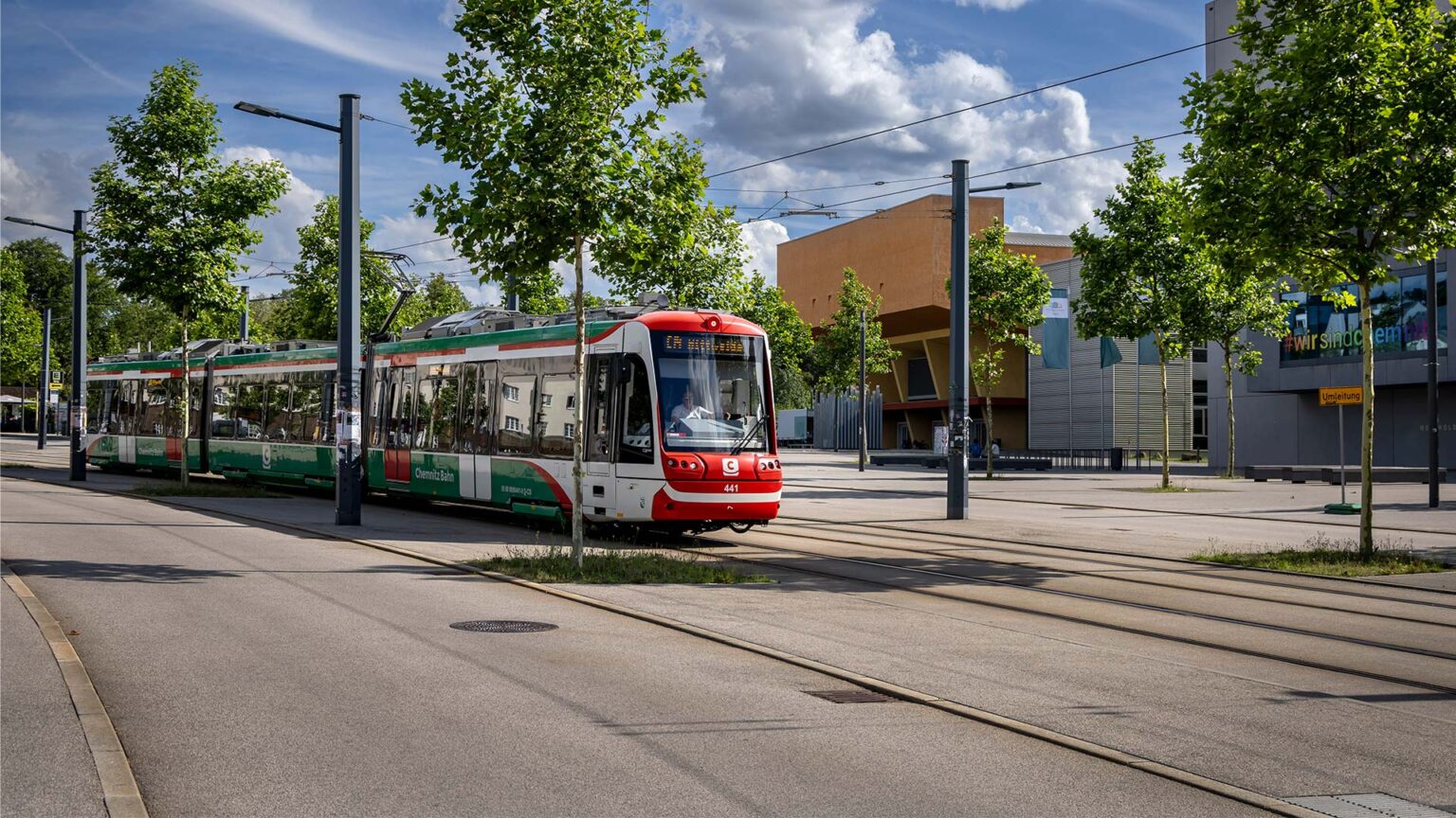 Fahrzeug des Typs CITYLINK vor der Technischen Universität Chemnitz