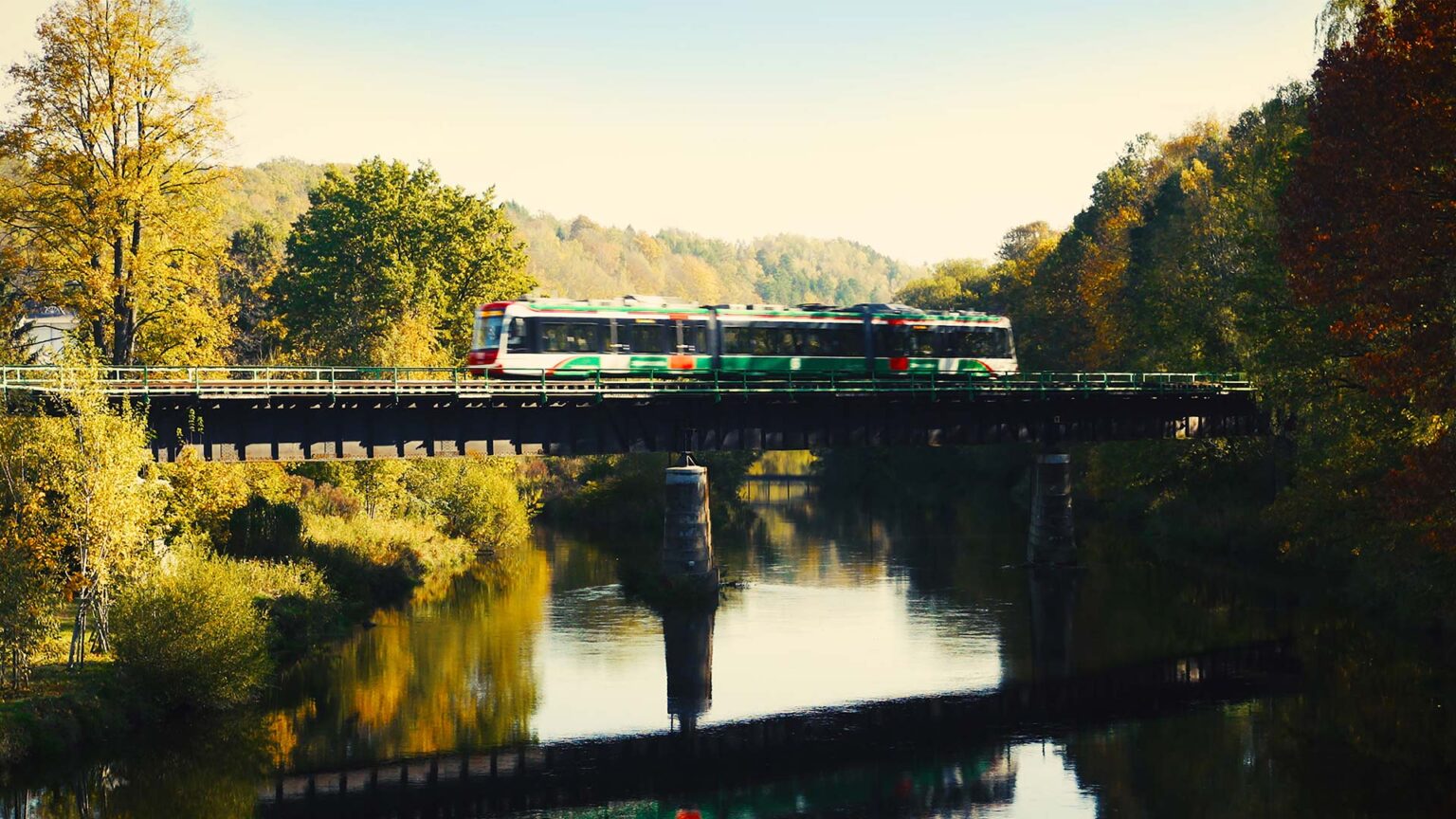 Ein CITYLINK des Chemnitzer Modells fährt über eine Brücke