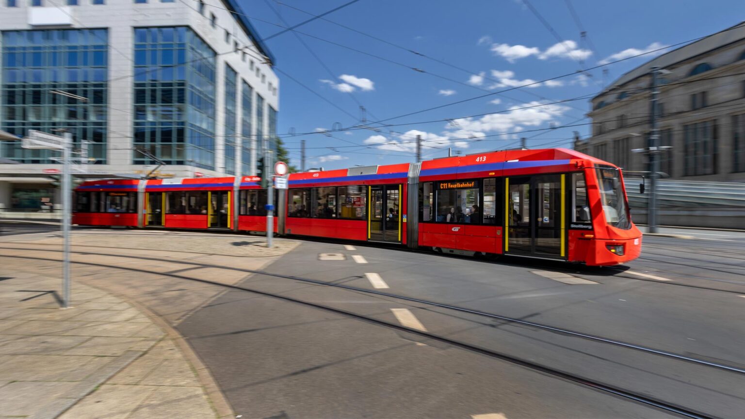 Eine Variobahn fährt an der Zentralhaltestelle Chemnitz