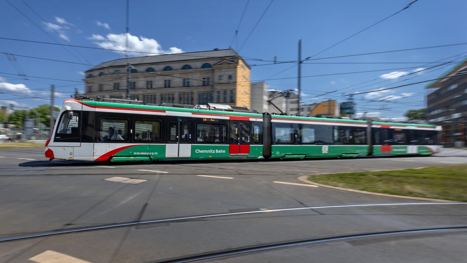 Fahrender CITYLINK kreuzt die Zentralhaltestelle