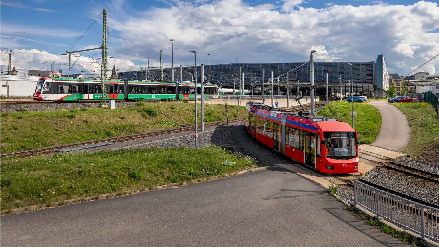 Zwei Fahrzeugtypen des Chemnitzer Modells an der Hinterausfahrt des Hauptbahnhofs Chemnitz