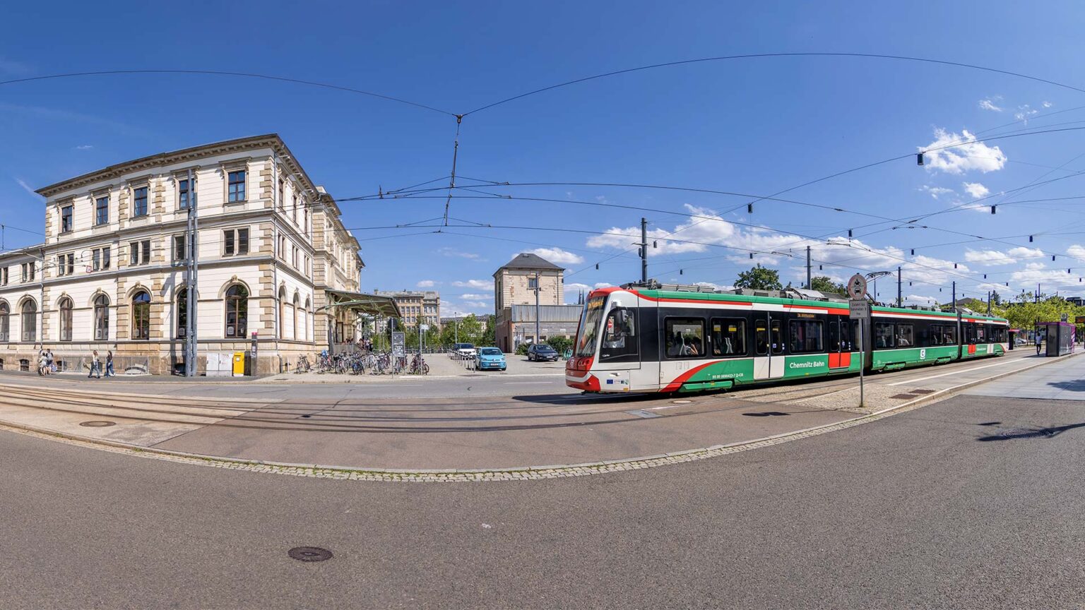 CITYLINK vor dem Bahnhofsgebäude in Chemnitz