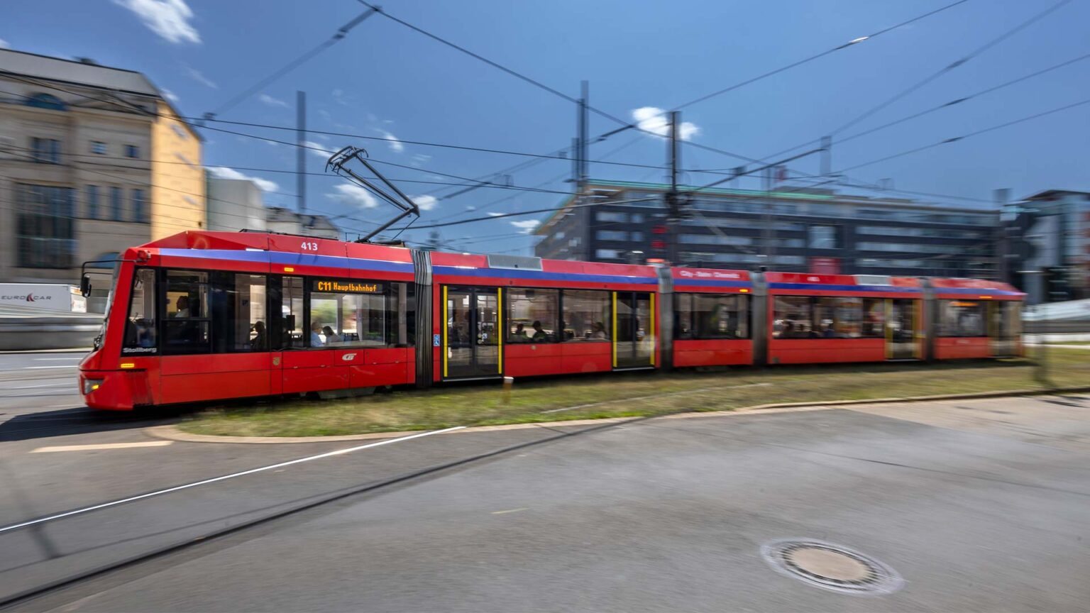 Eine Variobahn der Linie C11 in der Nähe der Zentralhaltestelle.