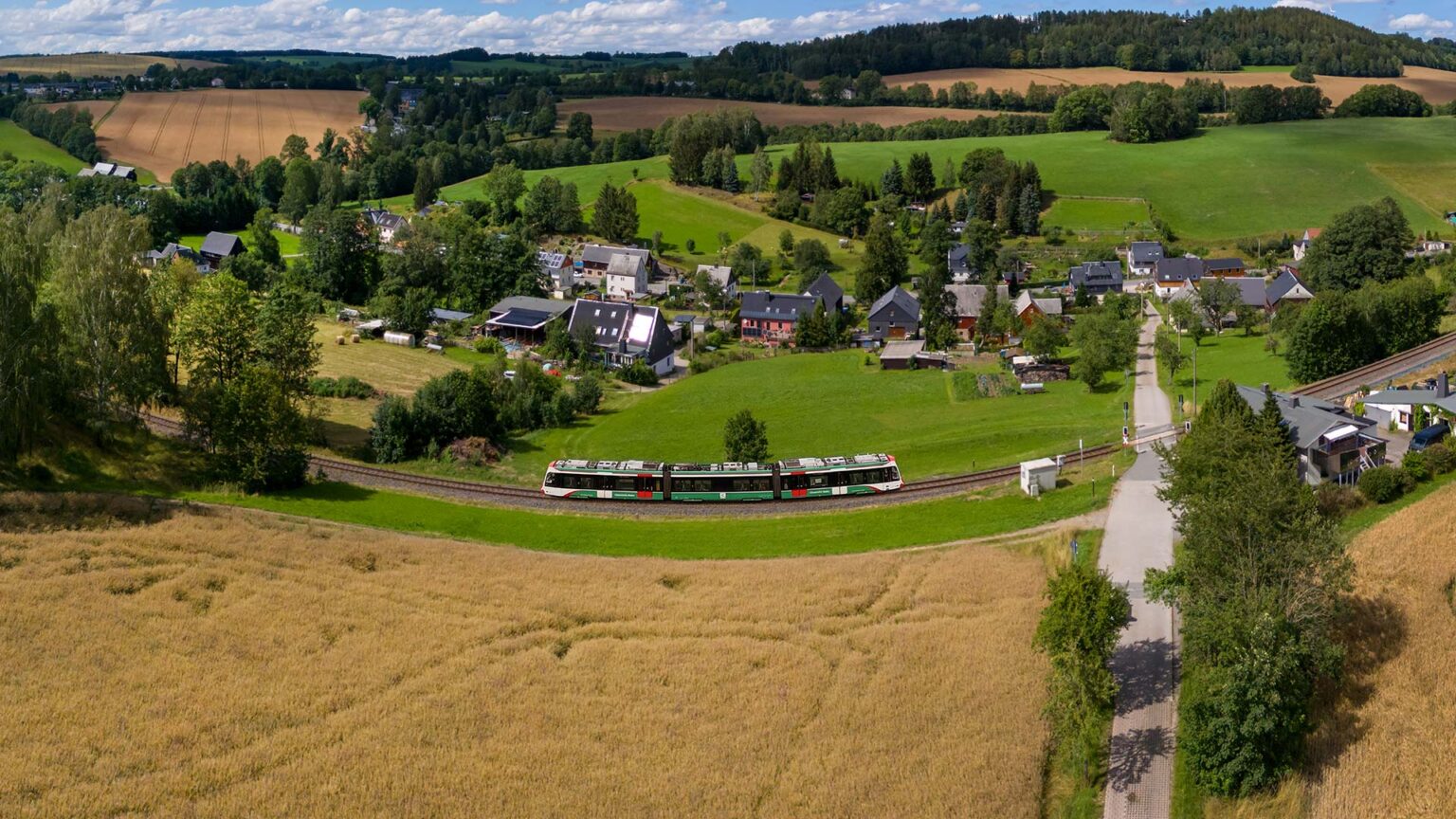 Ein CITYLINK fährt durch die Erzgebirgslandschaft