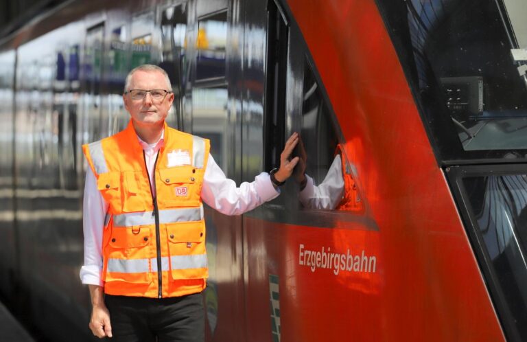 Ralf Reineke, Leiter Infrastruktur Erzgebirgsbahn steht vor der Erzgebirgsbahn