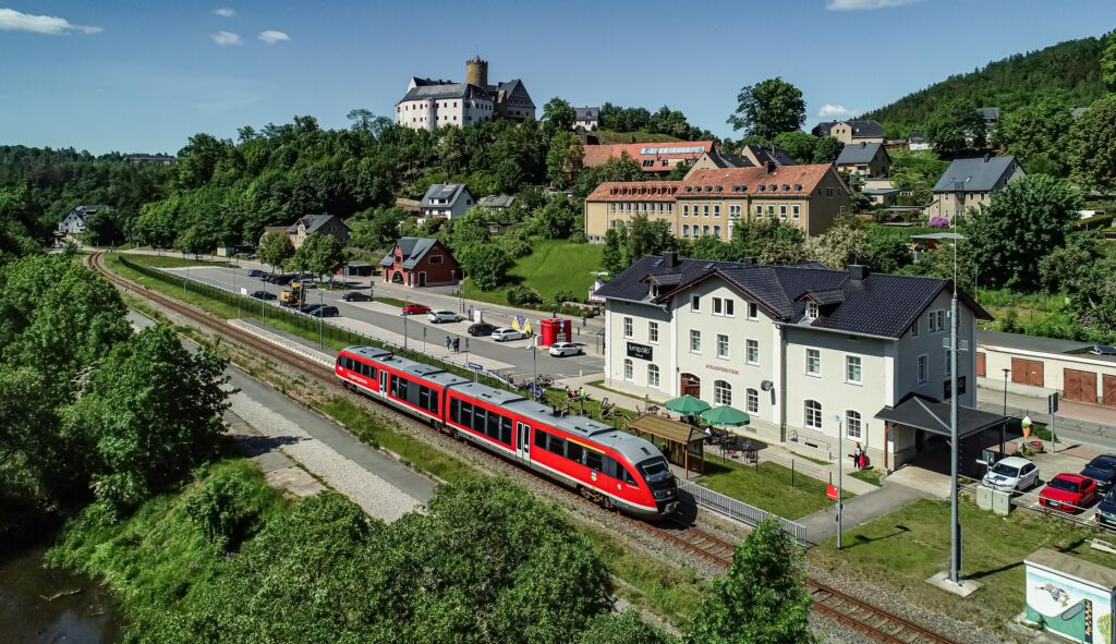 Erzgebirgsbahn vor der Burg Scharfenstein