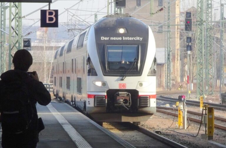 Doppelstockzug auf der Strecke Chemnitz – Leipzig.