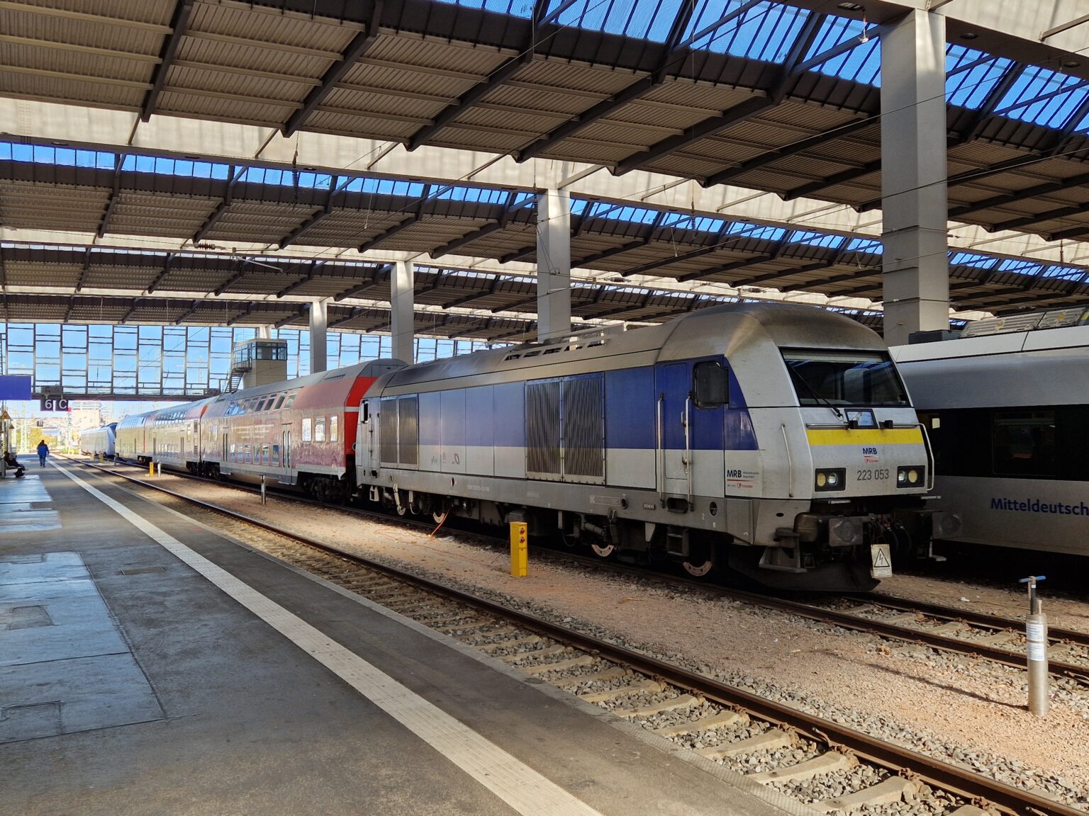 Doppelstockzug auf der Strecke Chemnitz – Leipzig.