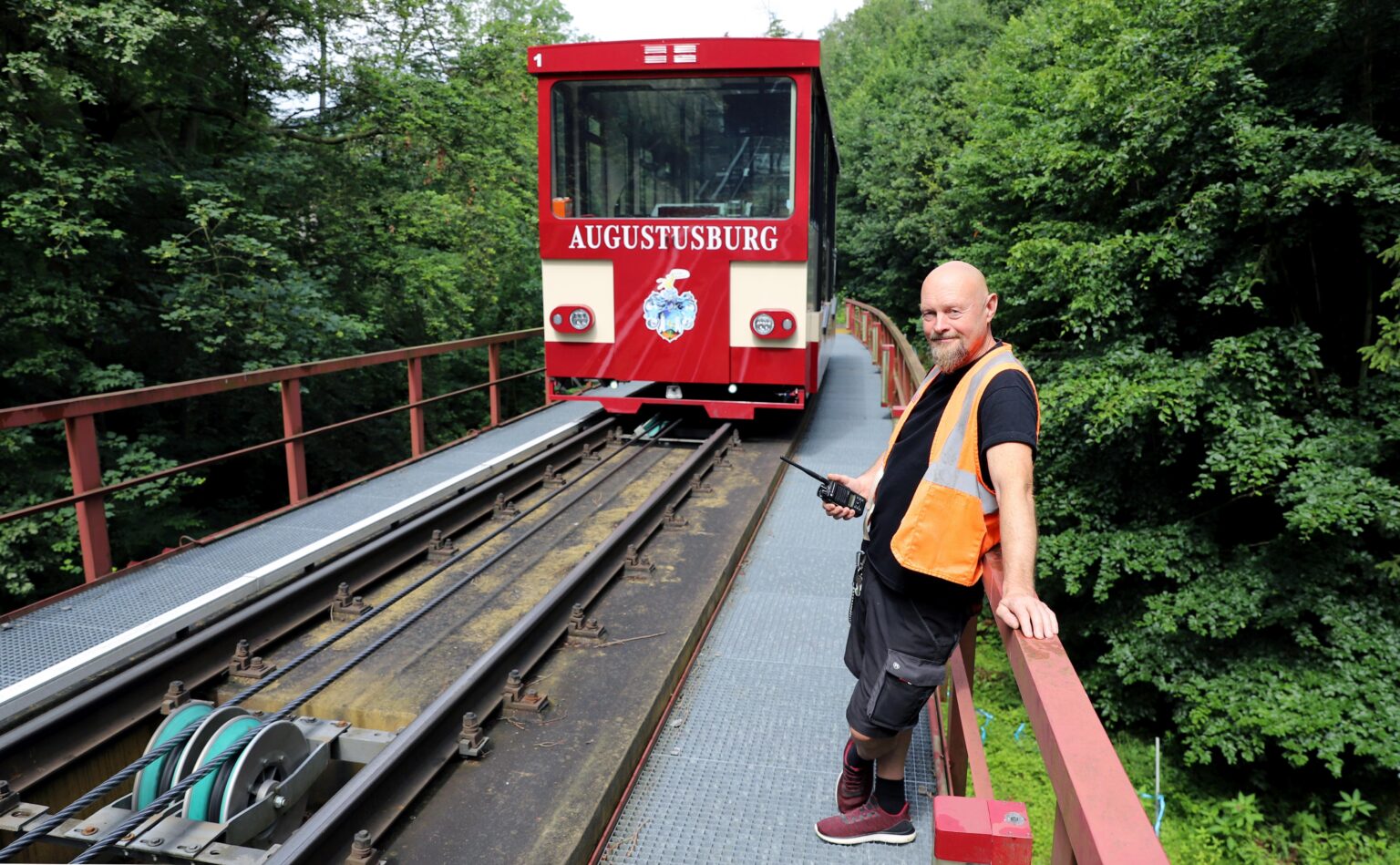 Peter Donat steht in Warnweste vor der Drahtseilbahn